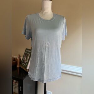 Travis Matthews size large women’s tee